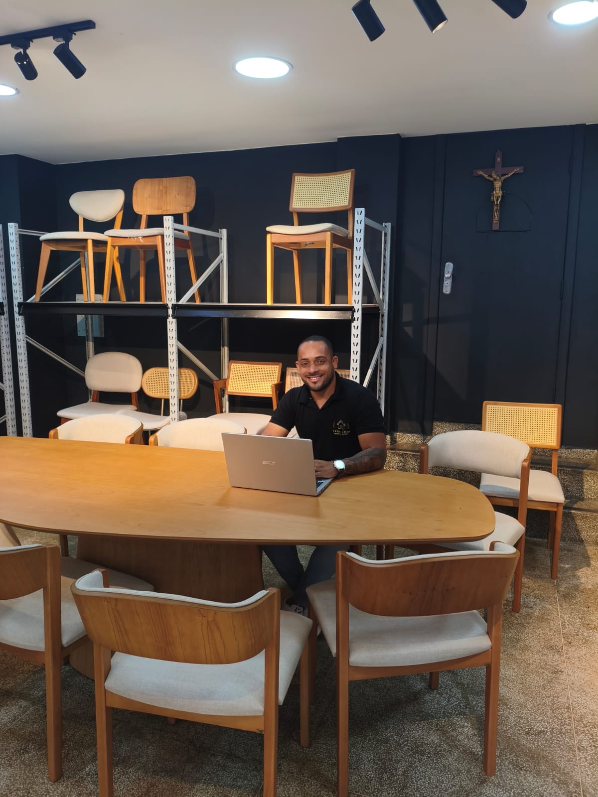 Fundador da Casa Luiza na loja de móveis